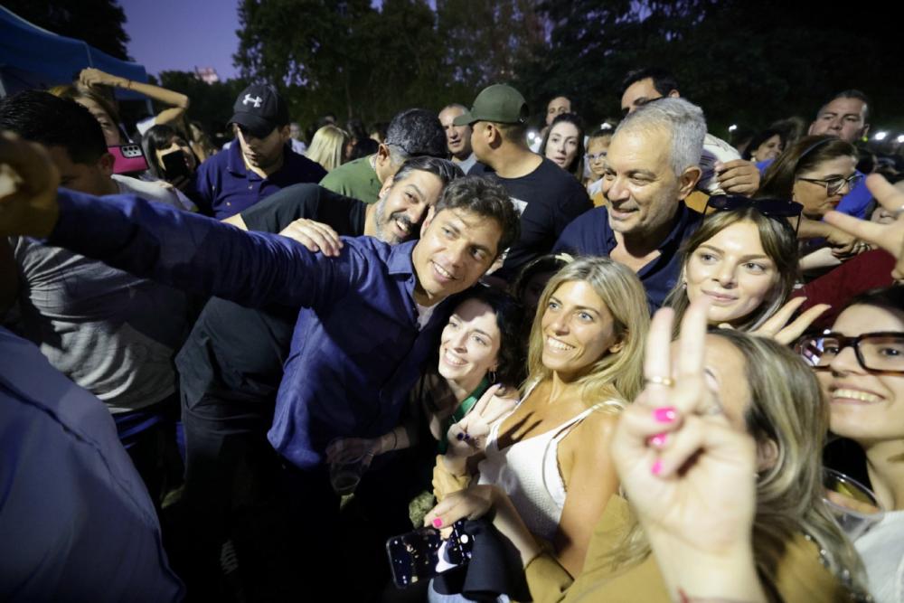 Qué dejó la mateada de Axel Kicillof en una plaza de La Plata