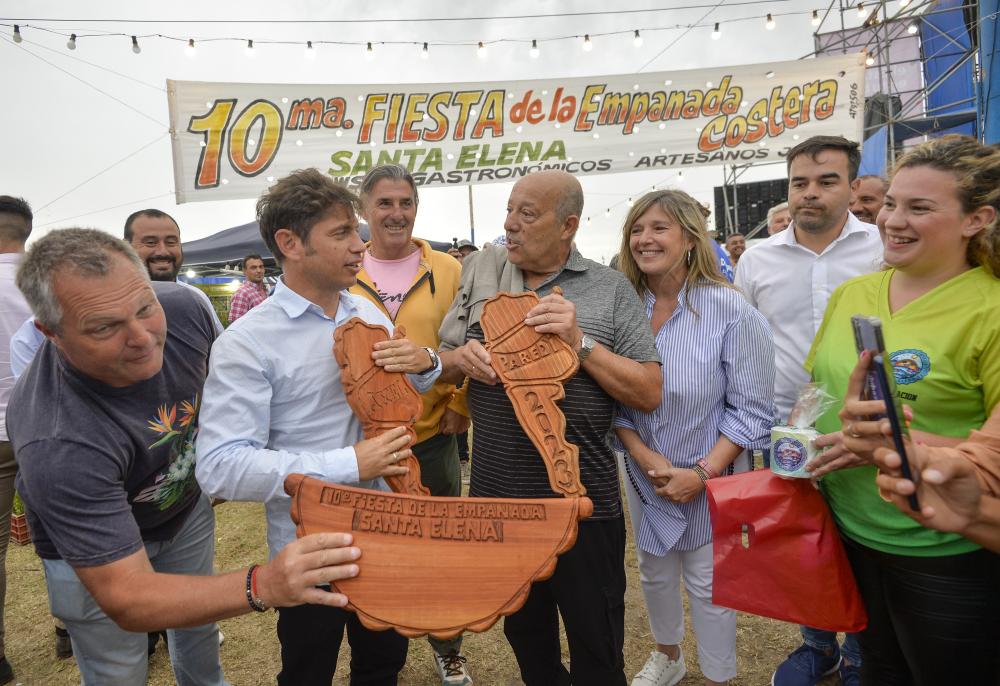 Kicillof, entre la gestión y el disfrute: ruta 11, escrituras, salud y empanada