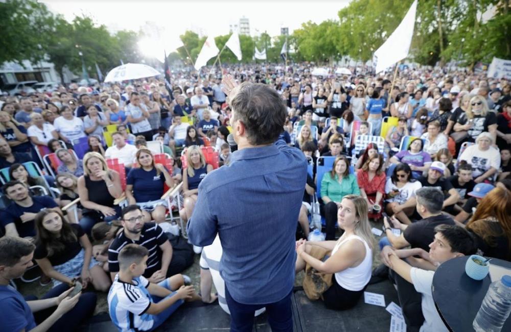 Campaña en temporada: Kicillof echa mano al mate y la reposera, esta vez en Gesell