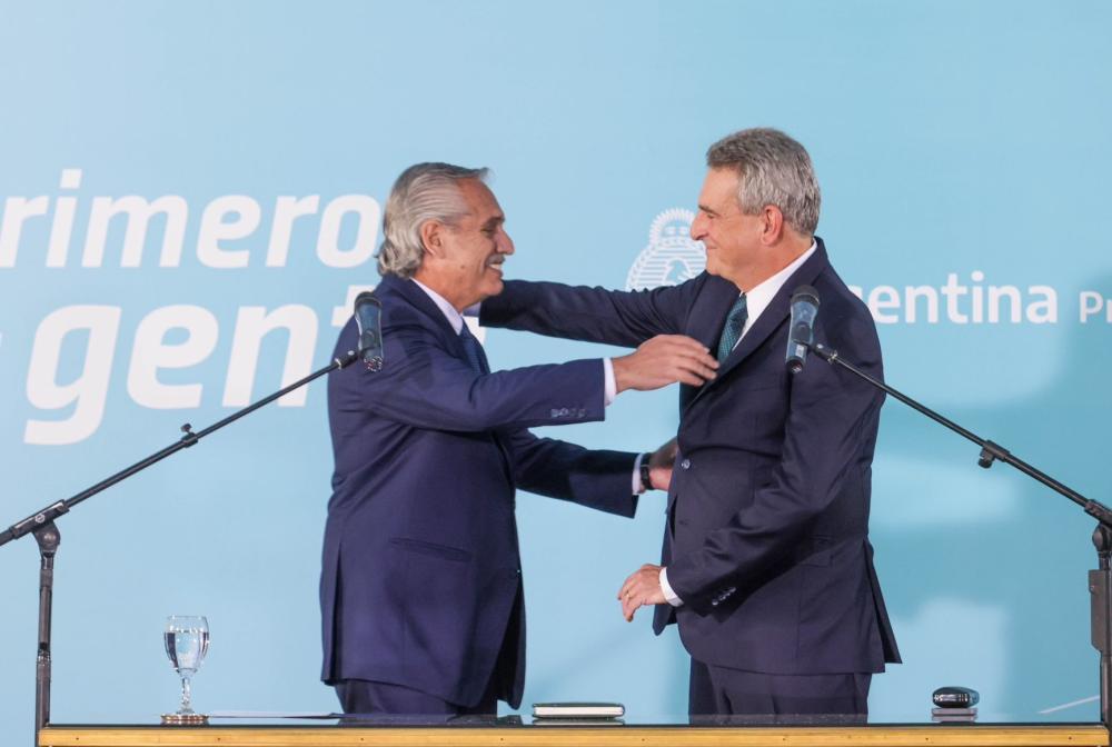 El presidente le tomó juramento a Agustín Rossi como nuevo jefe de Gabinete