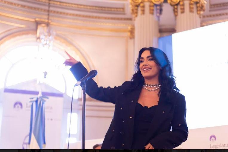 Lali Espósito “asumió” como legisladora y anunció “la primera ley”: mirá el video