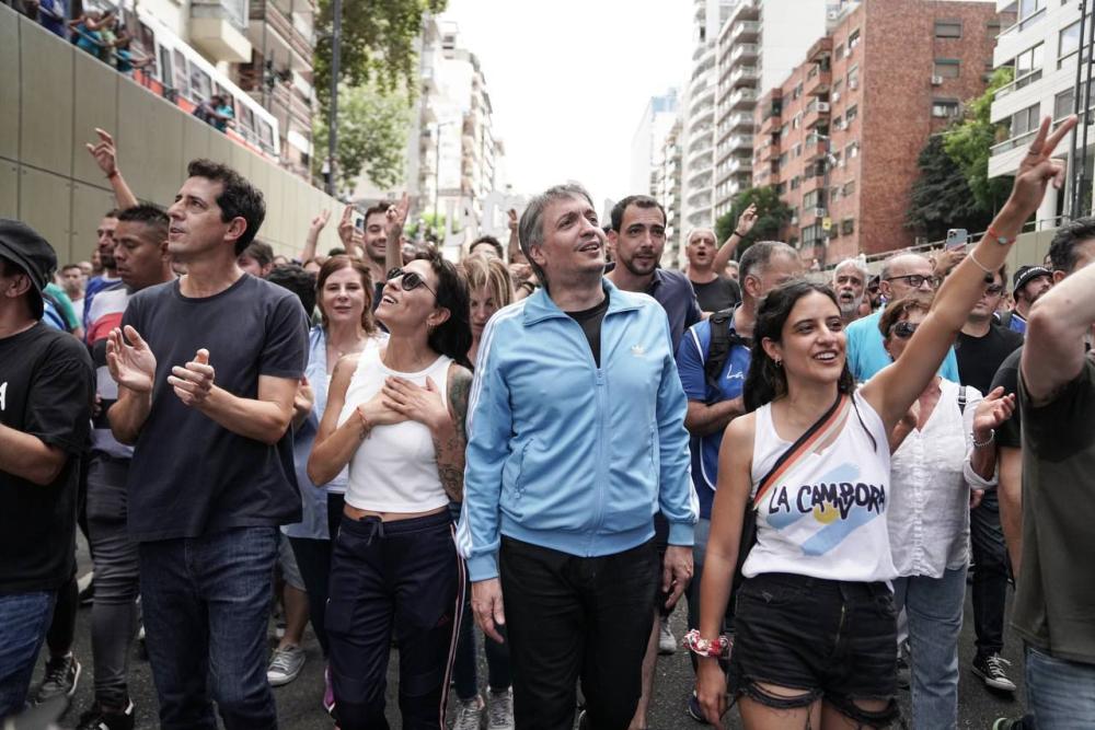 La Cámpora marcha a Plaza de Mayo con la bandera “Mascotas de Magnetto jamás”