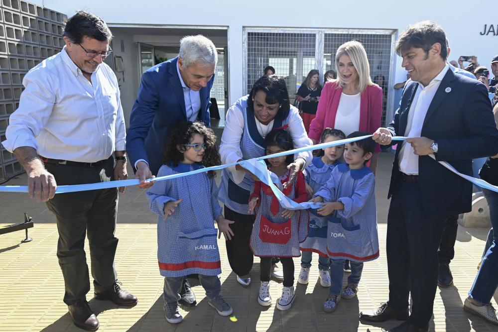 Kicillof inauguró un jardín en Berisso y se topó con Amadeo y su “Tiranosaurio Rex”