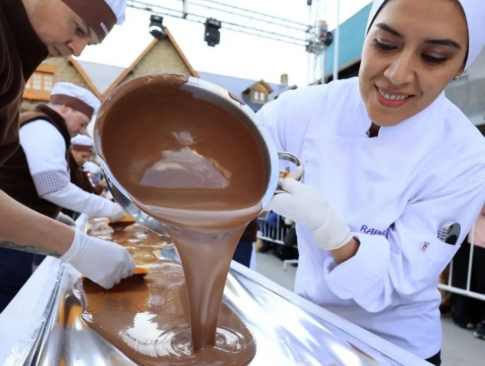 Dulzura total: Bariloche presentó la barra de chocolate más larga del mundo
