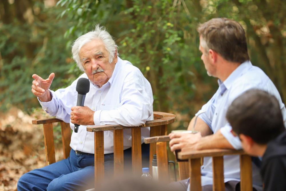 El Pepe cruzó el charco y compartió mates con intendente peronista del Conurbano