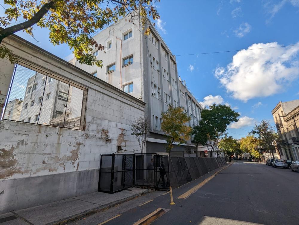 Trabajadores de Clarín amanecieron con despidos vía mail y un edificio vallado