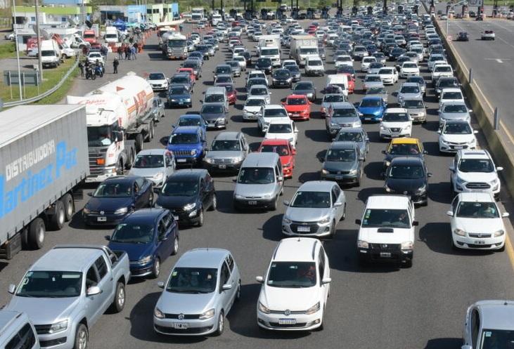 Caos en la Autopista Buenos Aires - La Plata: corte en la mano que va a Capital