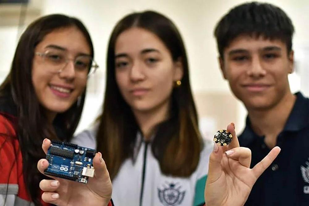 Estudiantes desarrollan un chip para localizar personas y animales: cómo funciona