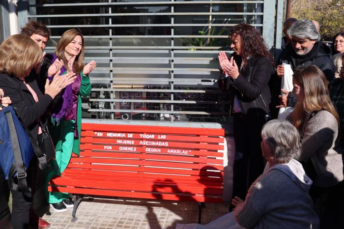 Un nuevo banco rojo en homenaje a las mujeres asesinadas por quienes decían amarlas