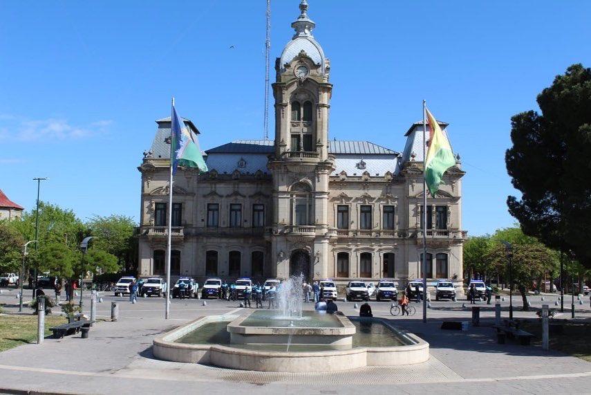 El intendente anunció su adiós al municipio y el gallinero vecinalista se alborotó