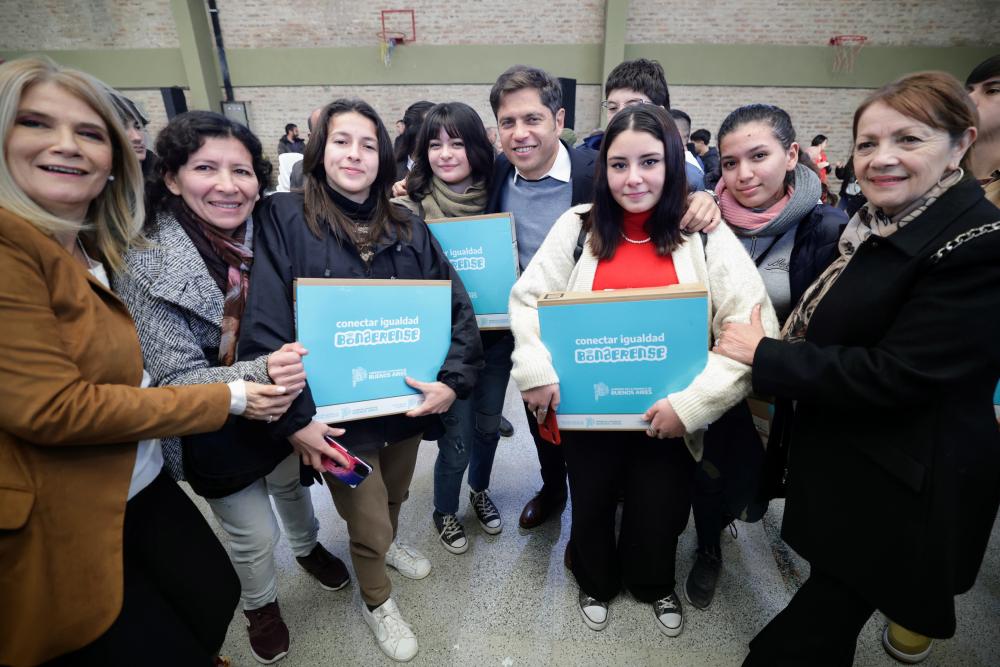 Kicillof profundiza la campaña y de la mano de las compus apunta al voto del piberío