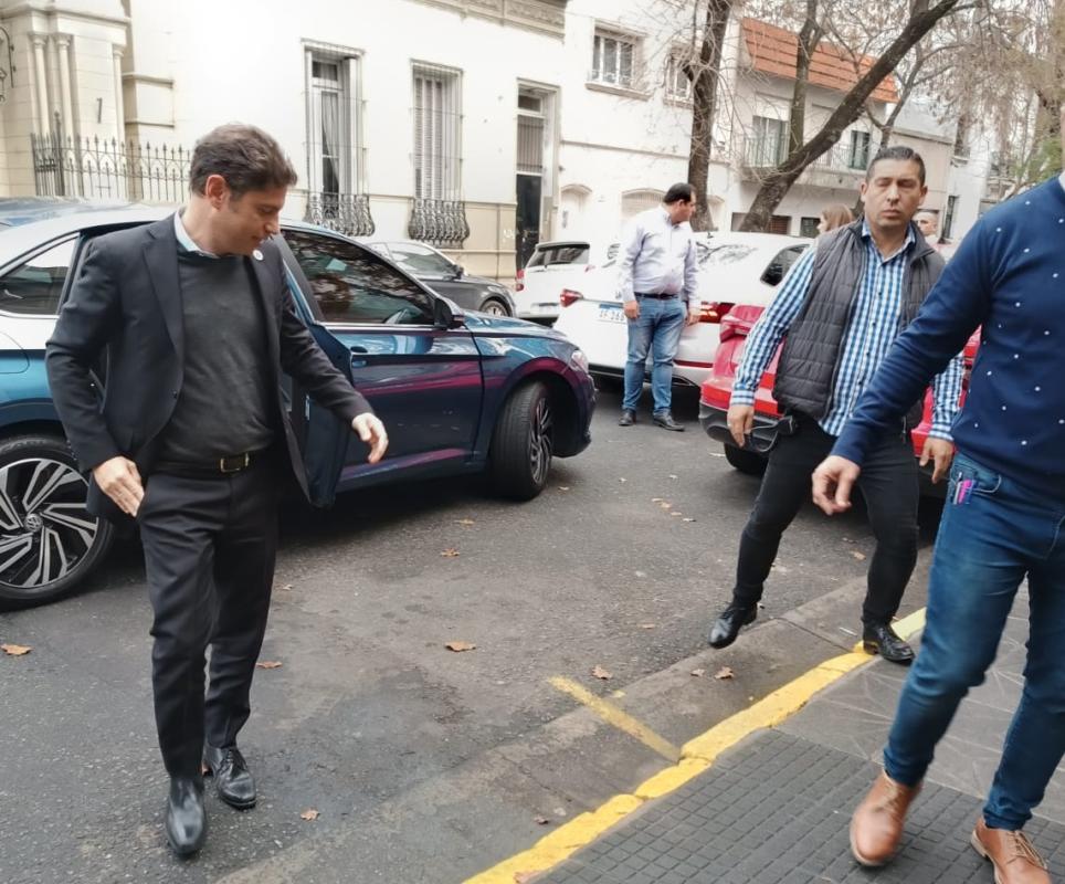 Kicillof reunió a la tropa de intendentes en La Plata para delinear la campaña