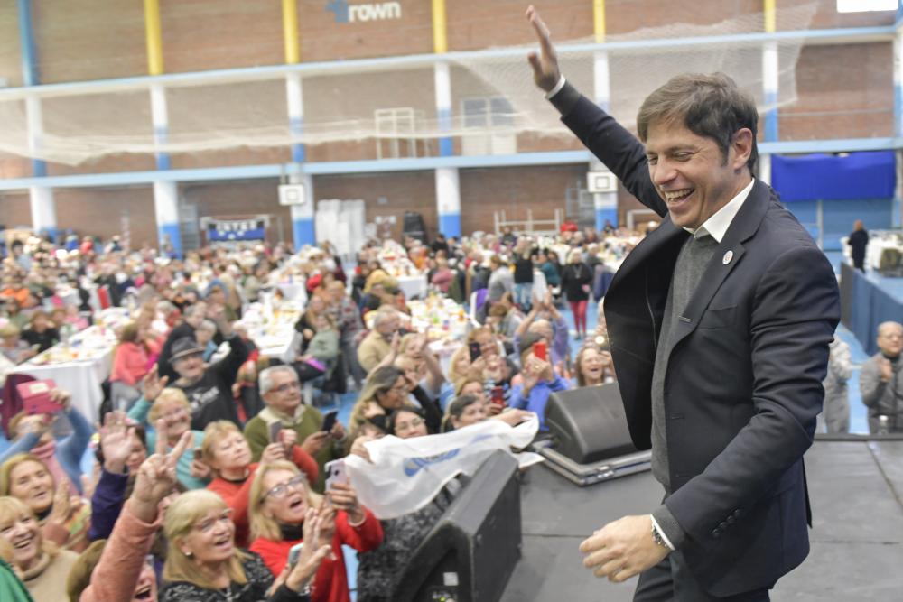 Kicillof, de campaña en el Conurbano: por más cultura, más derechos y con abuelos