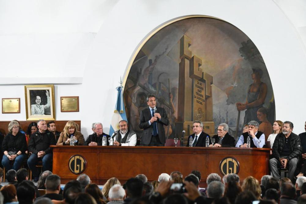 Massa recibió el respaldo de la CGT: “Defender el trabajo es defender a la Patria”