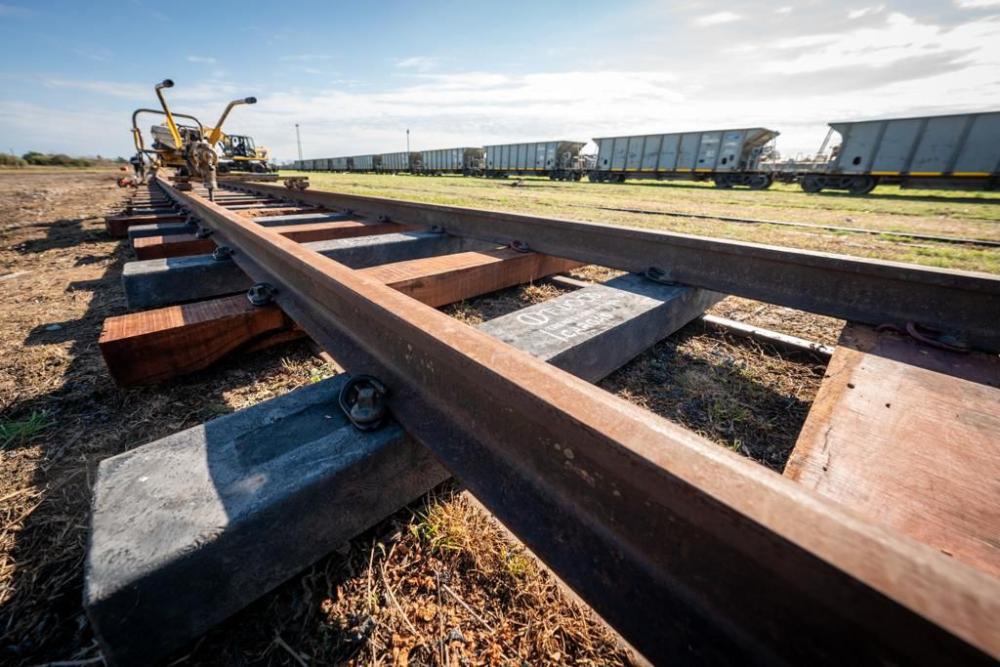 Avanzan en el reemplazo de madera por plástico reciclado en las vías del tren