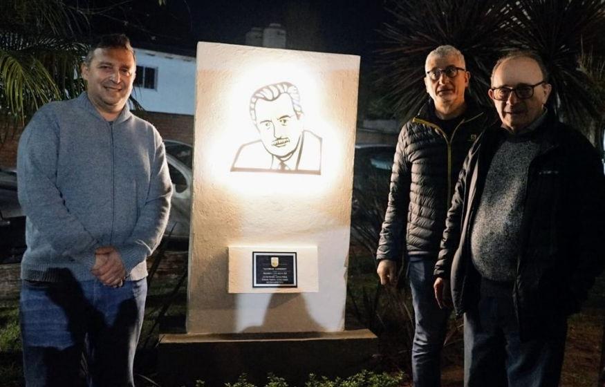 Alfonsín iluminado: intendente peronista rindió homenaje al expresidente radical