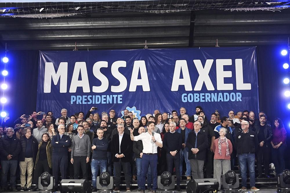 Axel Kicillof cierra su campaña en Merlo con un masivo acto peronista