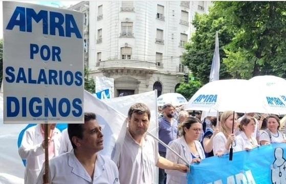 Economía: médicos bonaerenses le piden a Kicillof una suma fija de 100 mil pesos