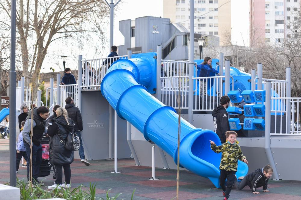 La Plata: el patio de juegos de Plaza Malvinas tiene ahora una réplica del ARA Belgrano