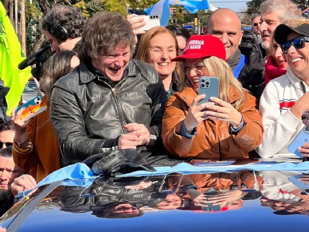 Libertarios le tocan la puerta a Kicillof: Milei y Píparo, de caravana a Gobernación