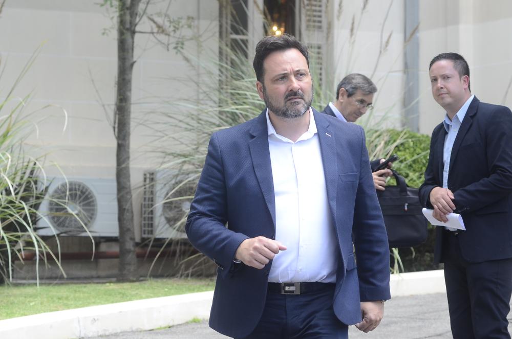 Intendente radical no pagó la suma fija y los empleados le pararon el municipio