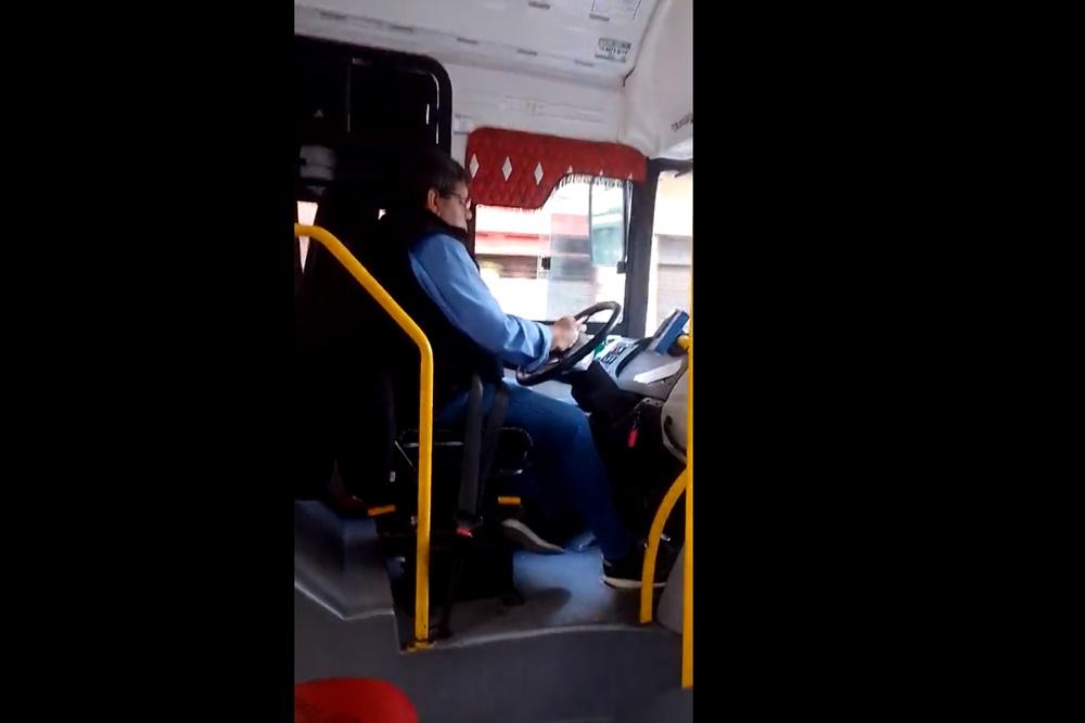 Un colectivero manejaba usando el teléfono y chocó a una persona: fue suspendido