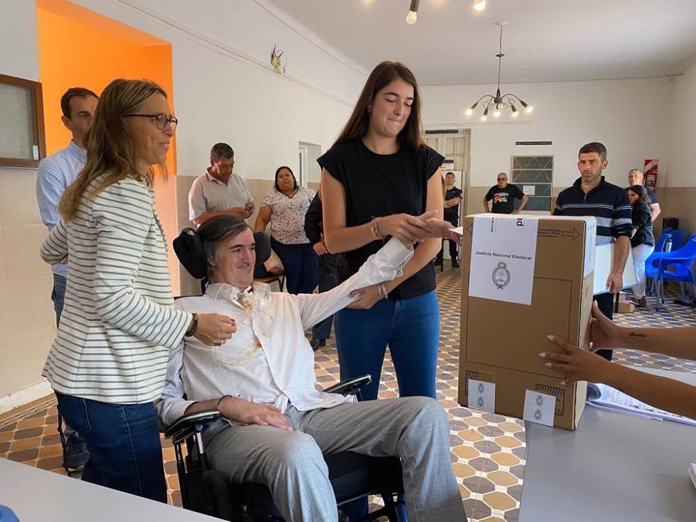 Esteban Bullrich fue a votar y recibió el reconocimiento del intendente de Junín