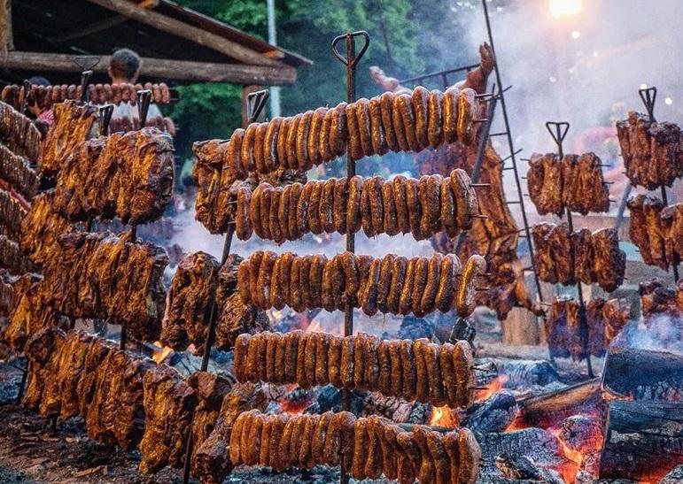 Fiambre, salame, asado, lechón: un finde fiestero bonaerense no apto para veganos