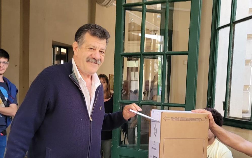Triunfo y quirófano: alcalde electo de UP debió ser operado y espera el alta
