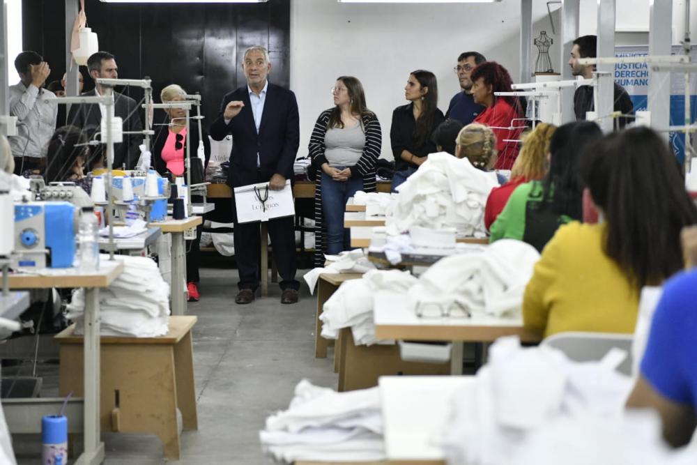 “Malas lenguas”: la Provincia tiene marca de ropa, de la mano de la producción carcelaria