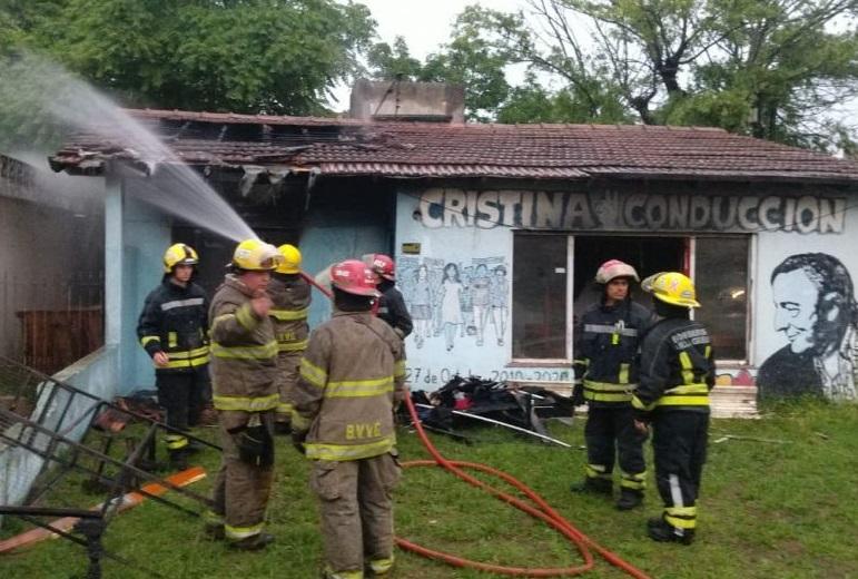 Violencia política en Gesell: incendio intencional en un local kirchnerista