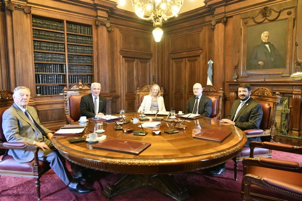 Importante foto: el ministro de Justicia de la Provincia y la Corte, sonrientes