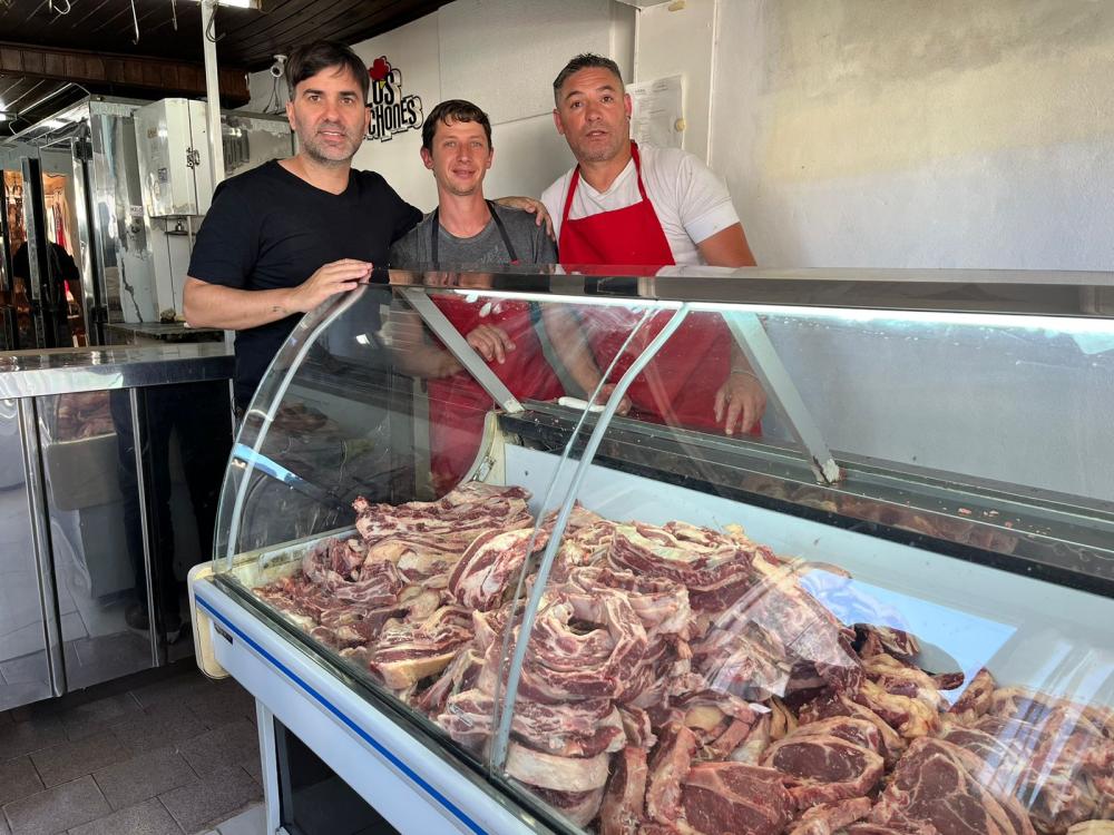 Castelli y un piñón al mercado: largas colas para conseguir el asado a 2900 el kilo