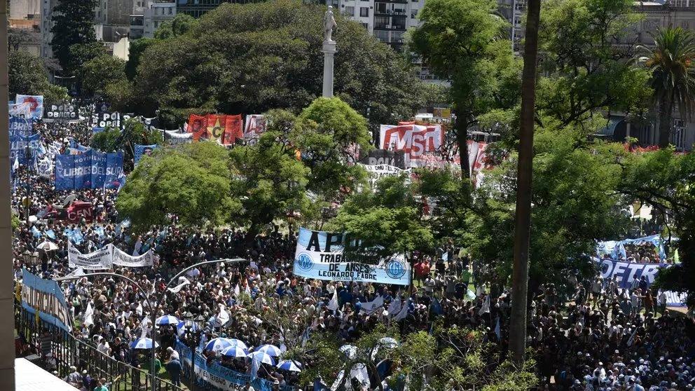 Manifestantes comienzan a llegar a Tribunales en medio de un gran operativo