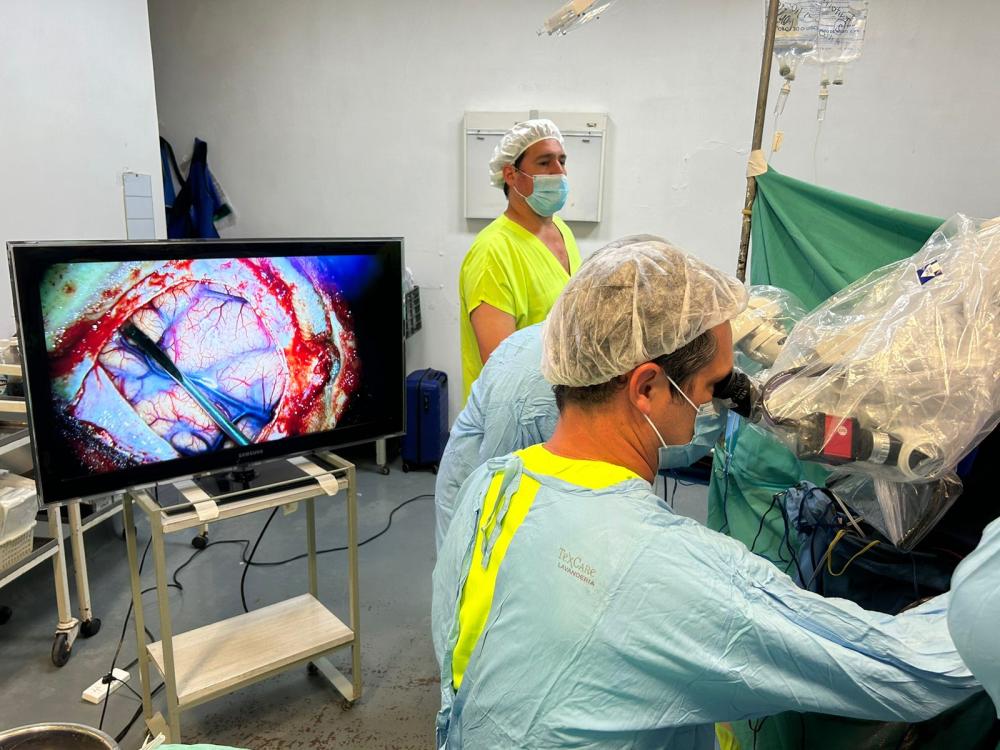 Inédito en la Provincia: operan despierto a un joven para extirparle un tumor cerebral