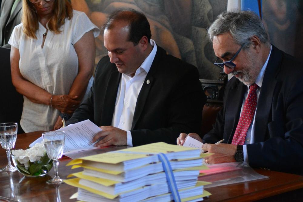 Intendente radical rompe el chanchito y dará un bono de $ 100.000 para los municipales