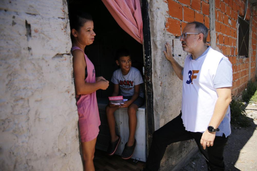 Intendente PRO busca a los chicos casa por casa para que vayan a la escuela