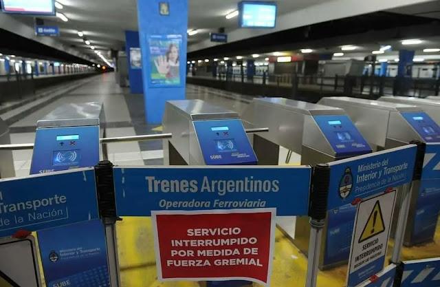 Rige el paro de trenes y hay largas filas en las paradas de colectivos del AMBA