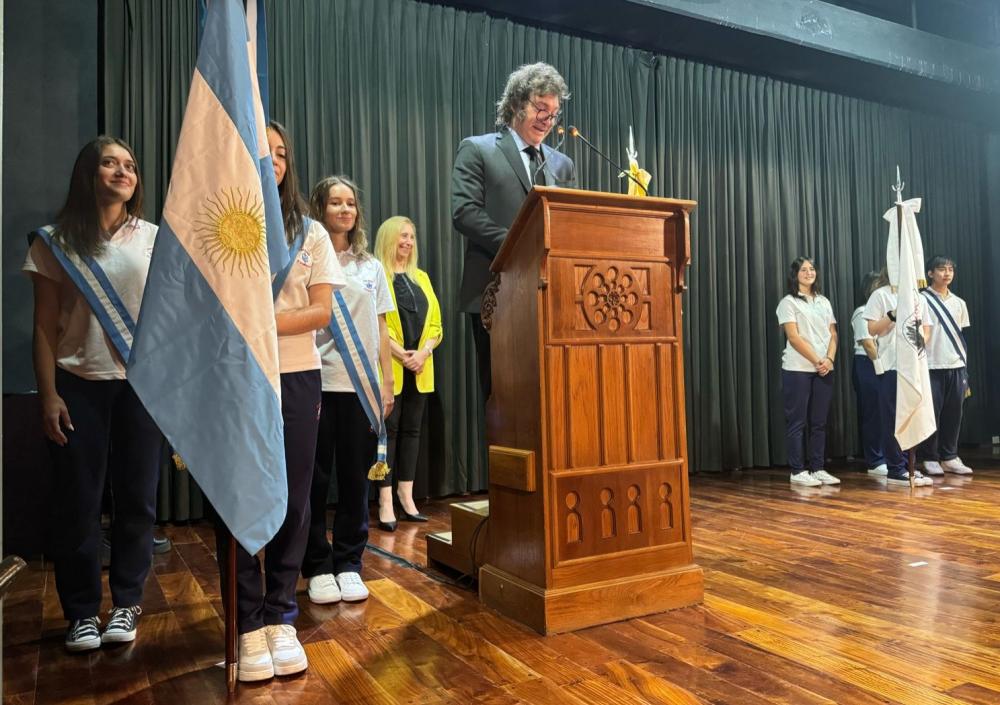 Milei volvió a su ex colegio y bromeó con el desmayo de dos alumnos
