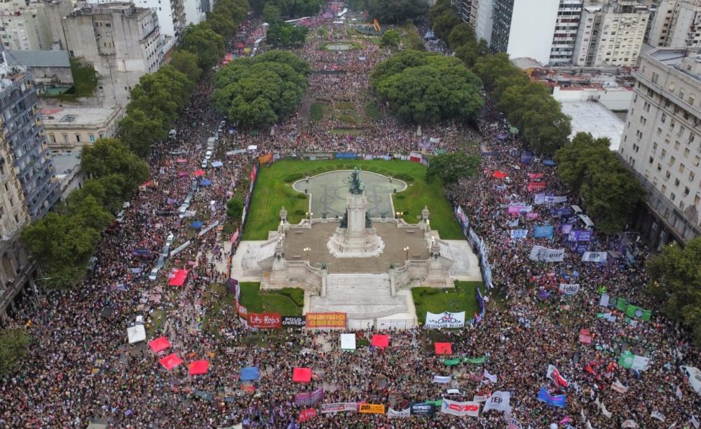 Teléfono, Milei: Kicillof anunció que la Provincia tendrá un Salón de las Mujeres