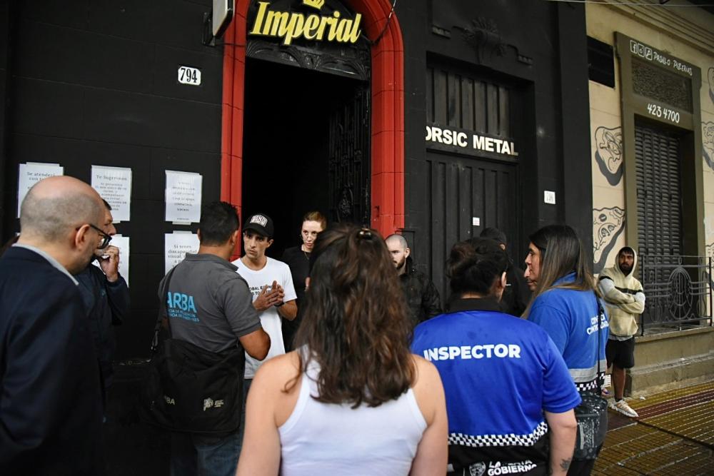 Operativo: clausuran dos locales en los que pagaban por entregar datos biométricos