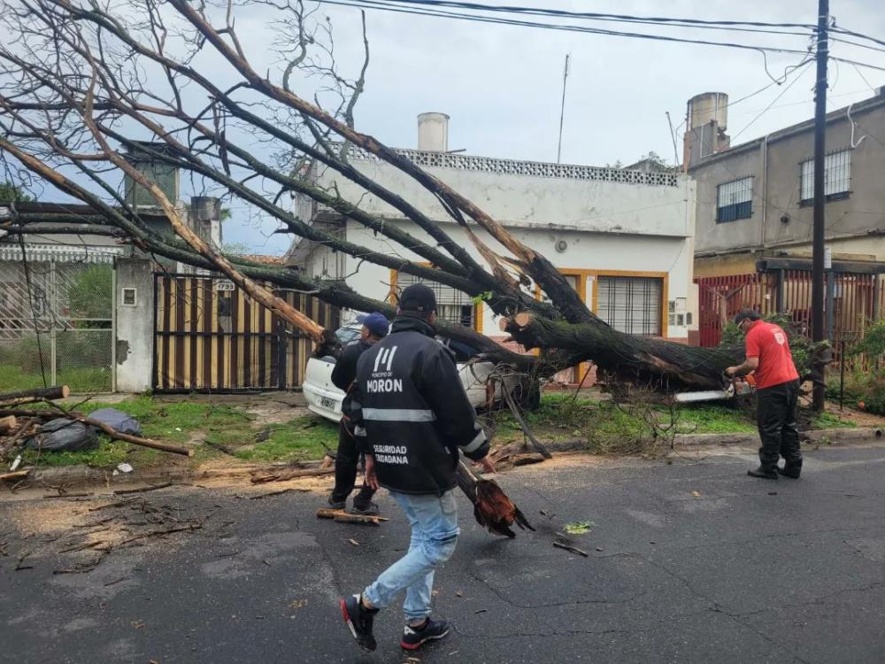 El temporal golpea fuerte a toda la Provincia: un muerto, inundaciones y destrozos