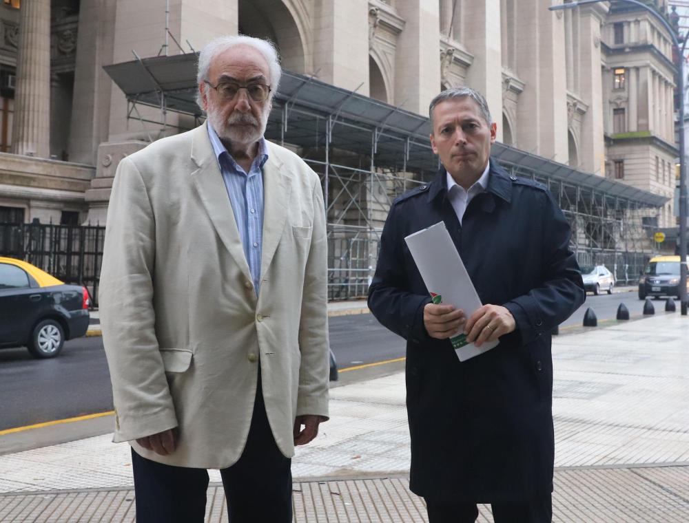 Intendente del PJ se puso la 10 y se presentó ante la Justicia para defender a Télam