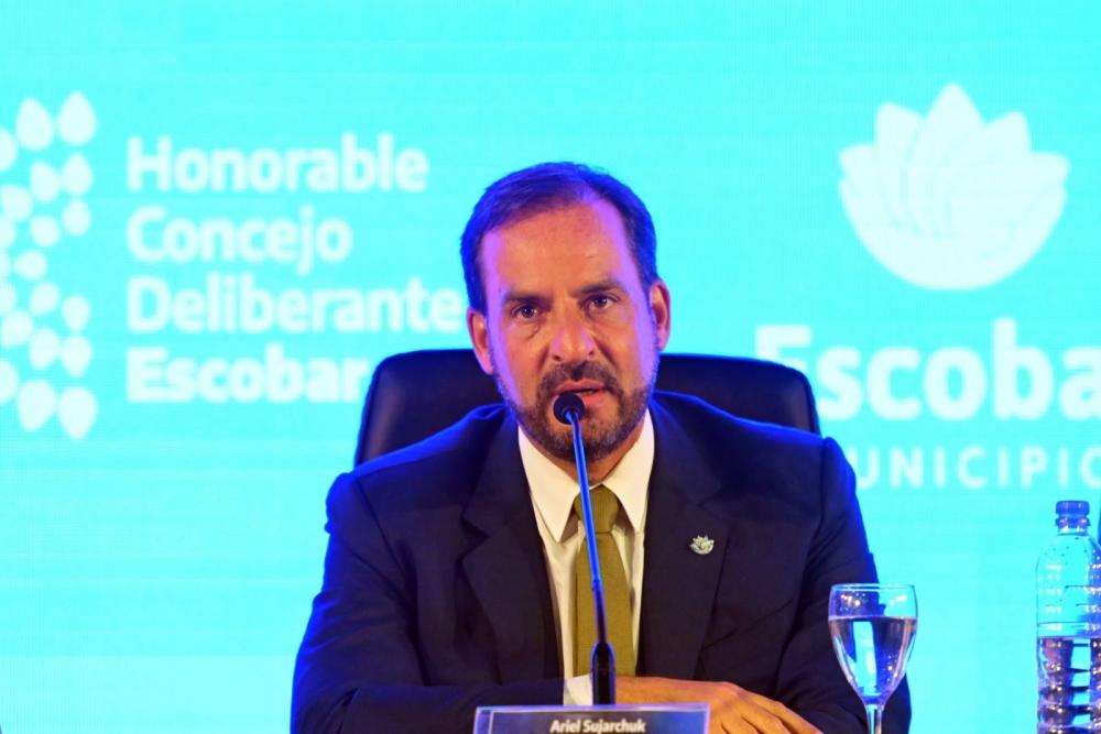 El intendente de Escobar, con los tapones de punta contra la cúpula policial