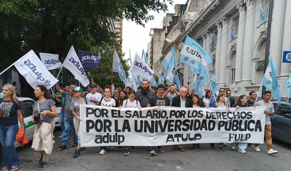 La UNLP se movilizó en defensa de la educación pública