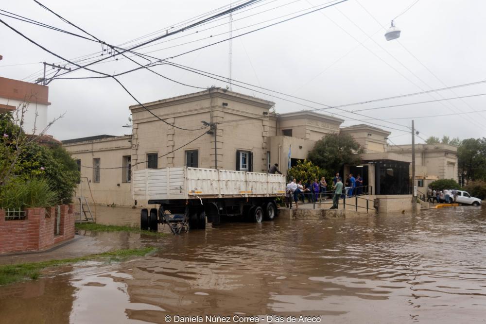 Areco: dio a luz en el auto por no poder ingresar al hospital, que estaba bajo agua