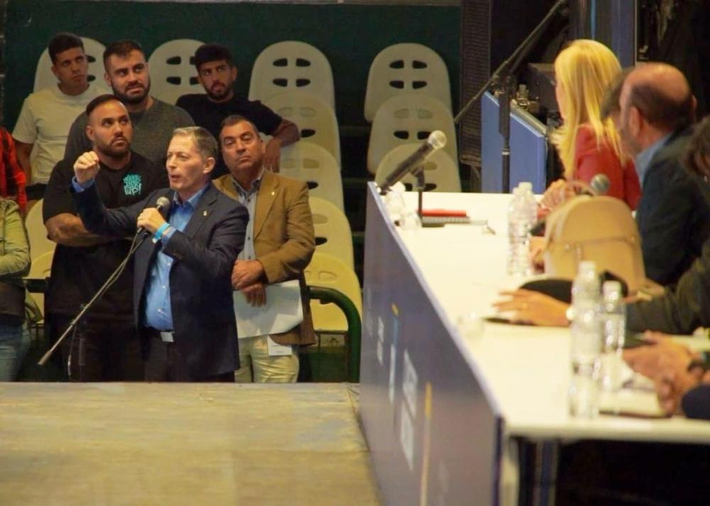 Gray le pone fichas al 2027, pero pide una “profunda renovación” del peronismo