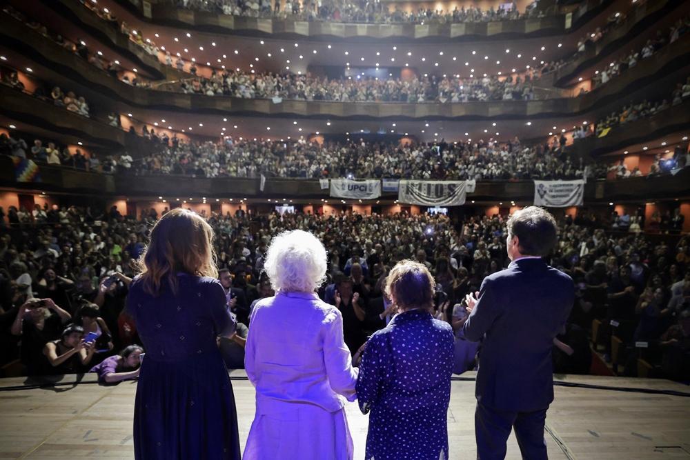 Un reconocimiento imprescindible: Abuelas fueron homenajeadas en el Teatro Argentino