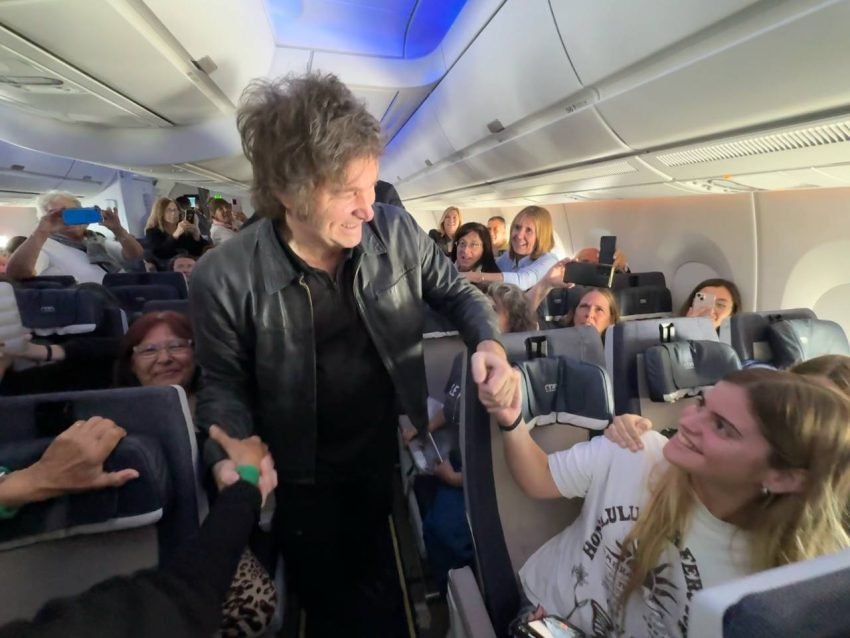 Milei deja los aviones de línea: “No hay plata, pero hay que cuidar al Presidente”