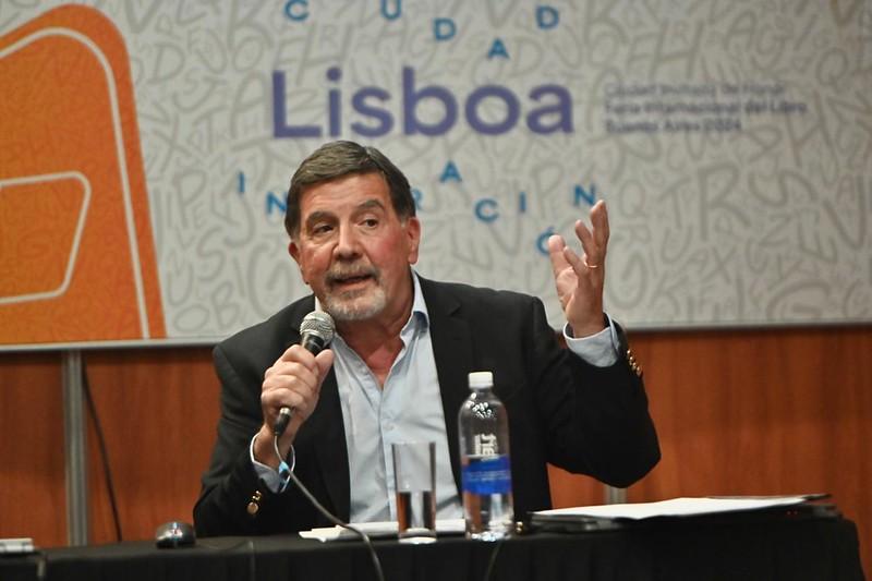 Sileoni: “Invertir o recortar en libros resume las prioridades de un gobierno”